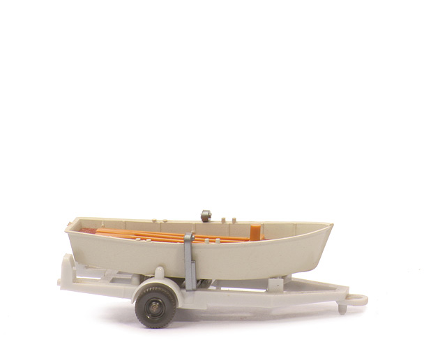 Ruderboot auf Anhänger - Boot perlweiß, Sitze weinrot , Anhänger altweiß - 94/1b