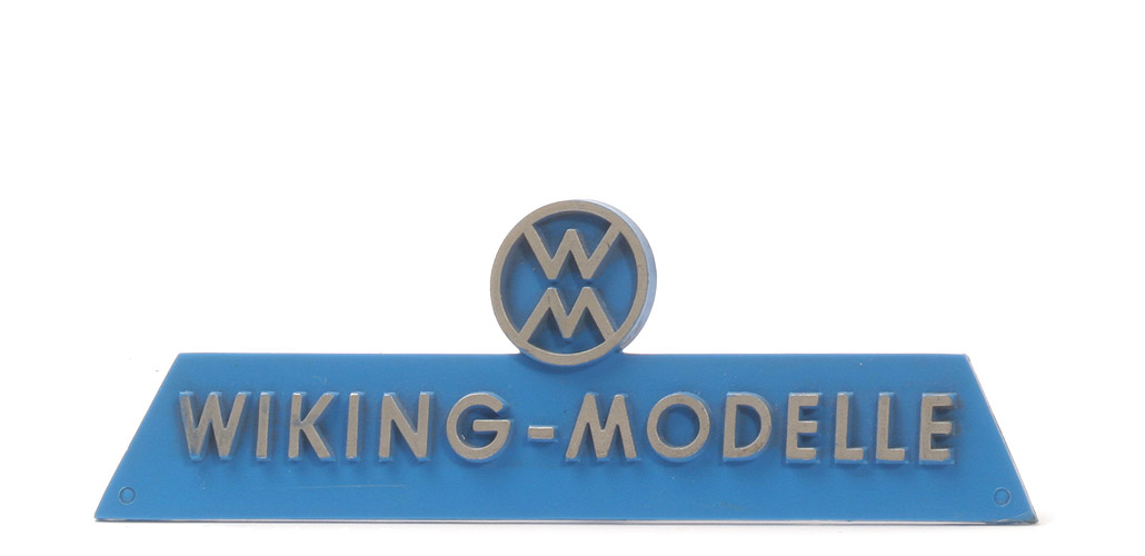 Kunststoffschild WM im Kreis - himmelblau, Schrift silber - nicht erfasst