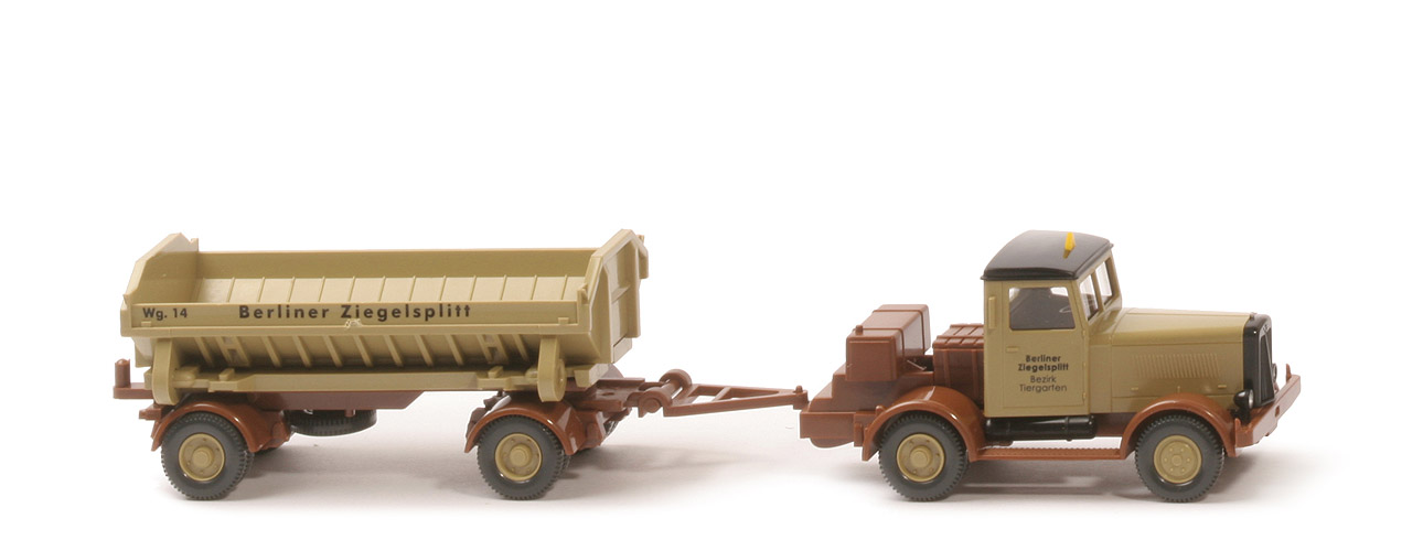 Hanomag mit Muldenkipp-Anhänger (2011) - Berliner Ziegelsplitt - nicht erfasst