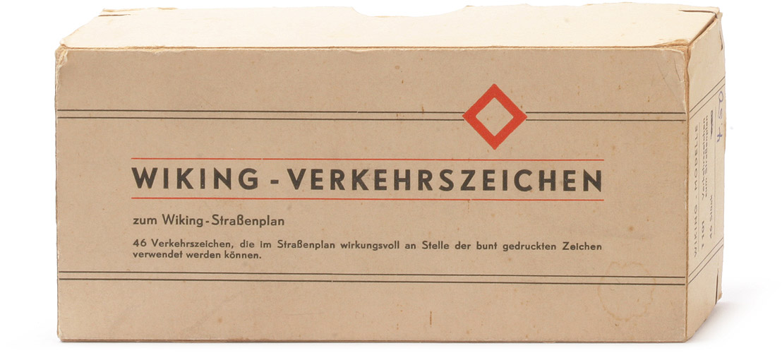 46 Verkehrszeichen zum Straßenplan I - Typ 1, Abziehbild, Sockel lichtgrau mit WM im Kreis - 1010/1