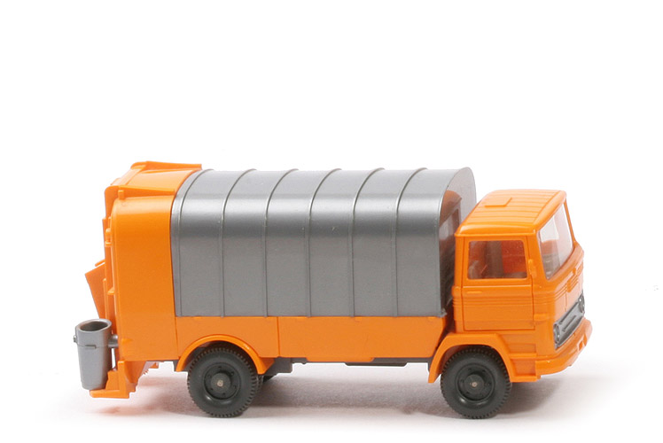 MB LP 1317 Müllwagen mit Spiegeln - KUKA - Grill stilisiert, hellorangegelb, m. Lkr - Kuka (B)