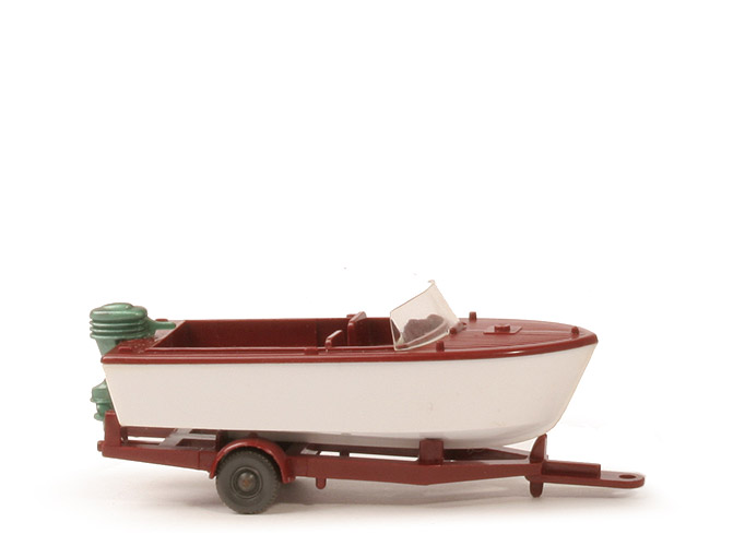 Motorboot auf Anhänger - braunrot, Motor grünmetallic, flache Scheibe - 95/2a