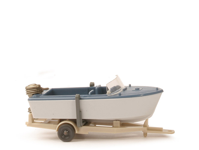 Motorboot auf Anhänger - taubenblau, Motor goldmetallic, flache Scheibe - 95/3h