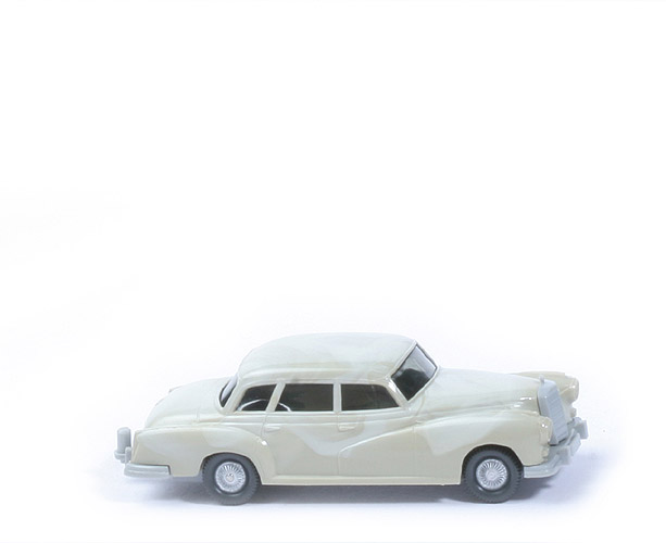 Mercedes 300 - hellgelbgrau mit hellen Schlieren - 150/6 ?
