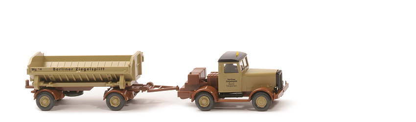 Hanomag mit Muldenkipp-Anhänger (2011) - Berliner Ziegelsplitt - nicht erfasst