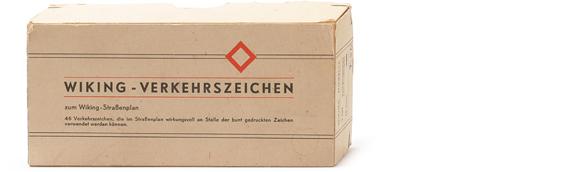 46 Verkehrszeichen zum Straßenplan I - Typ 1, Abziehbild, Sockel lichtgrau mit WM im Kreis - 1010/1